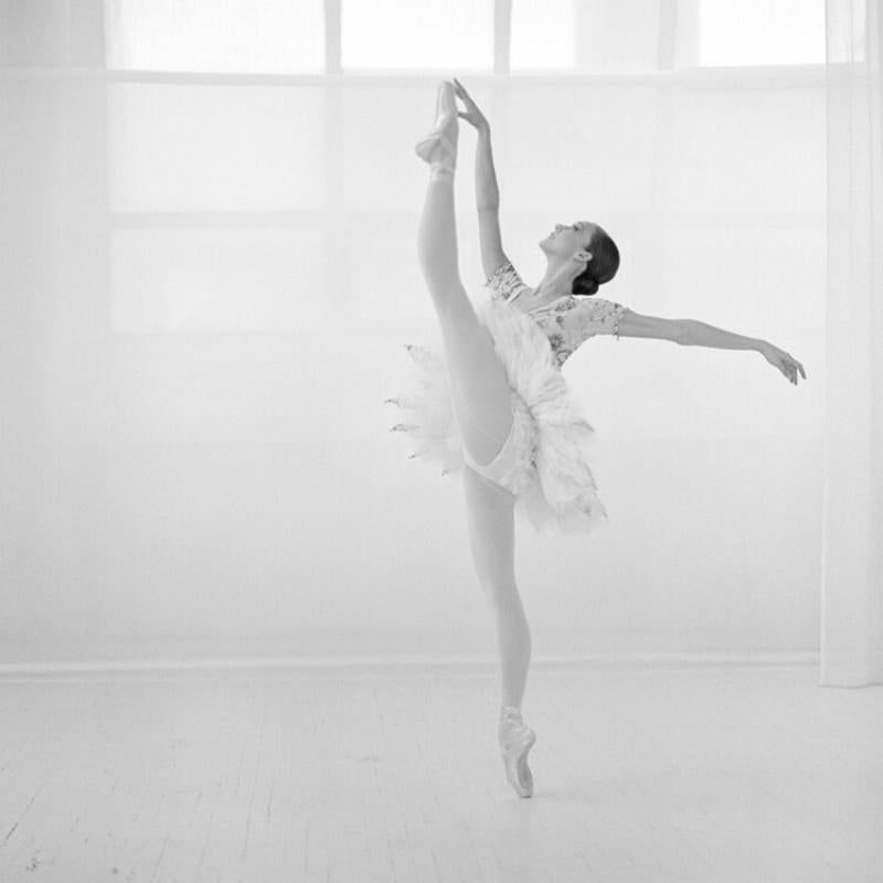 Arthur Elgort Black and White Photograph – Maria Kowroski in Weiß, New Yorker Ballett, New York City, Ballett – Kunstfotografie, 1999
