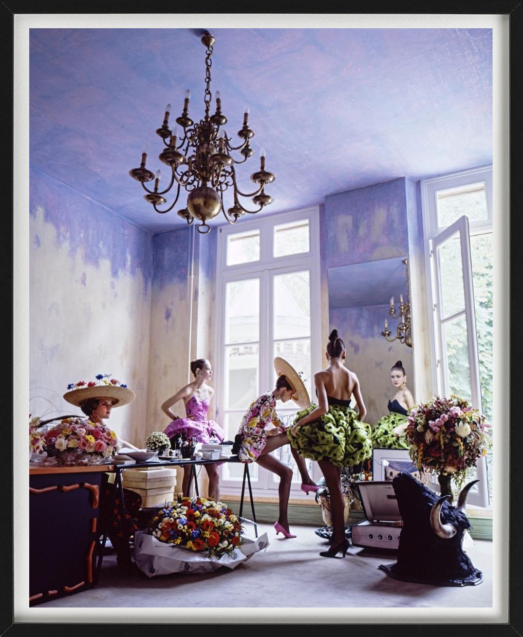 Modelle im Haute-Couture-Atelier von Christian Lacroix, Fine Art Photography, 1988 (Grau), Figurative Photograph, von Arthur Elgort