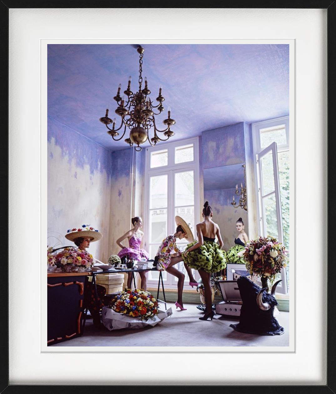 Modelle im Haute-Couture-Atelier von Christian Lacroix, Fine Art Photography, 1988 im Angebot 2