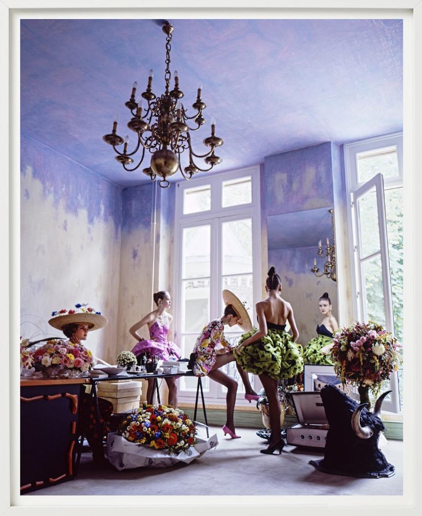 Modelle im Haute-Couture-Atelier von Christian Lacroix, Fine Art Photography, 1988 im Angebot 4