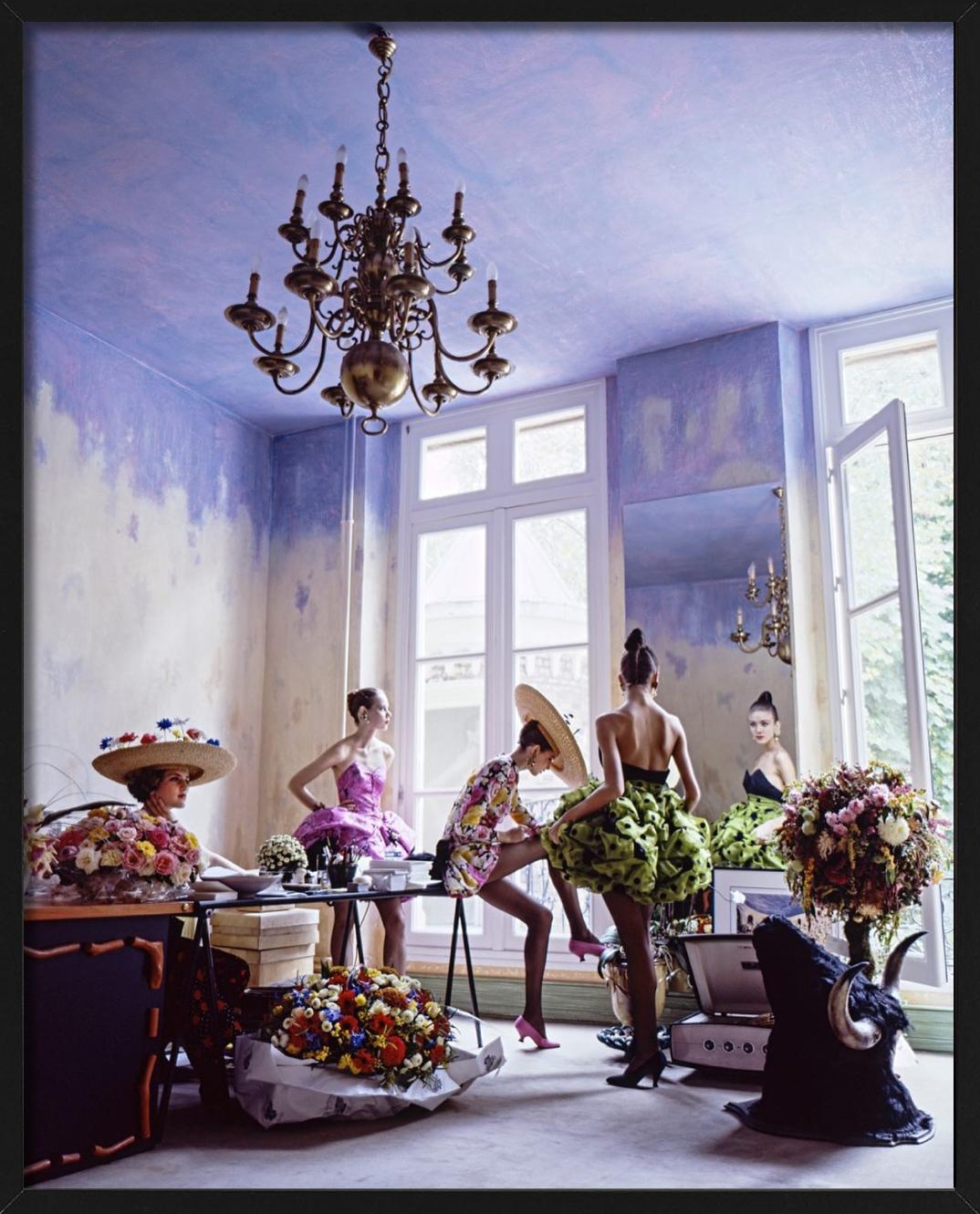 Modelle im Haute-Couture-Atelier von Christian Lacroix, Fine Art Photography, 1988 im Angebot 3