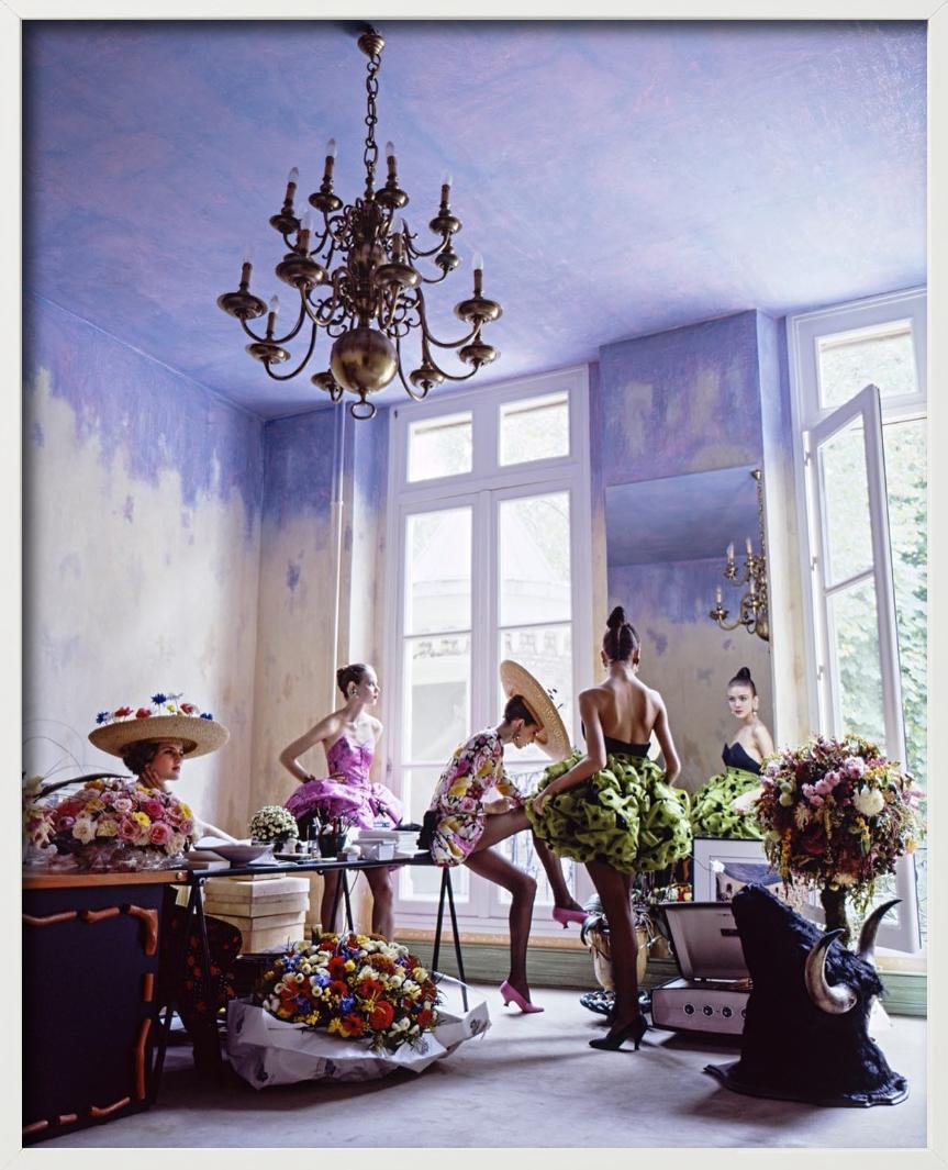 Modelle im Haute-Couture-Atelier von Christian Lacroix, Fine Art Photography, 1988 im Angebot 6