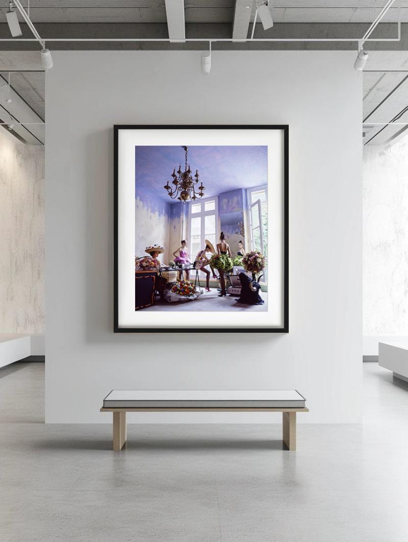 Models in Haute-Couture-Kleidern hinter der Bühne des Haute-Couture-Ateliers von Christian Lacroix in Paris, fotografiert von Arthur Elgort im Jahr 1988.

Alle Drucke sind in limitierter Auflage erhältlich. Erhältlich in mehreren Größen. Hochwertige