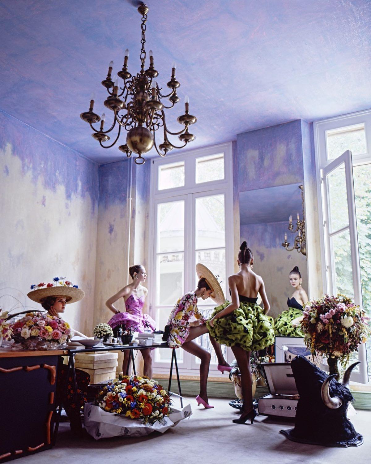 Arthur Elgort Figurative Photograph – Modelle im Haute-Couture-Atelier von Christian Lacroix, Fine Art Photography, 1988