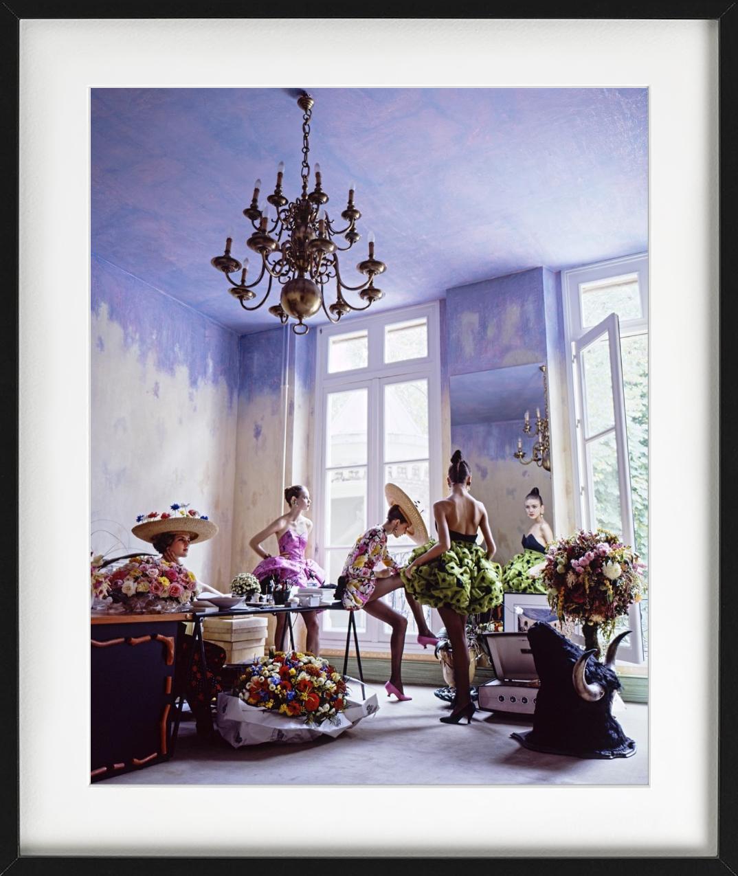 Modelle im Haute-Couture-Atelier von Christian Lacroix, Fine Art Photography, 1988 im Angebot 1