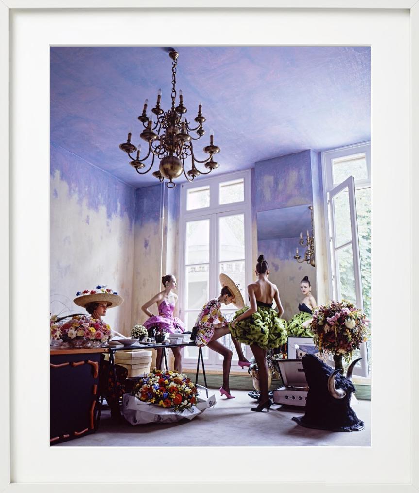 Modelle im Haute-Couture-Atelier von Christian Lacroix, Fine Art Photography, 1988 im Angebot 5