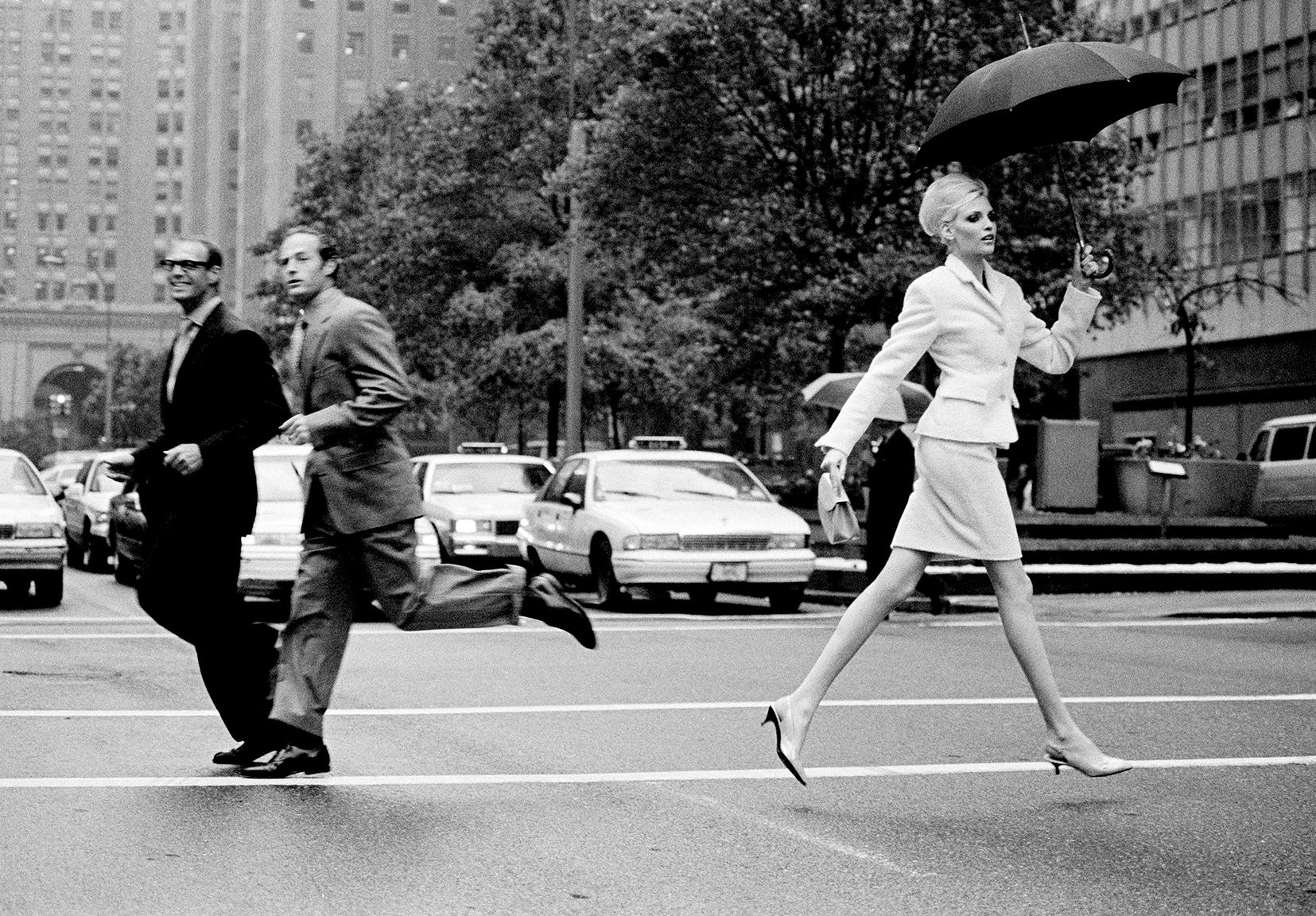 Portrait Photograph de Arthur Elgort - Nadja Auermann Cruzando Park Ave., VOGUE
