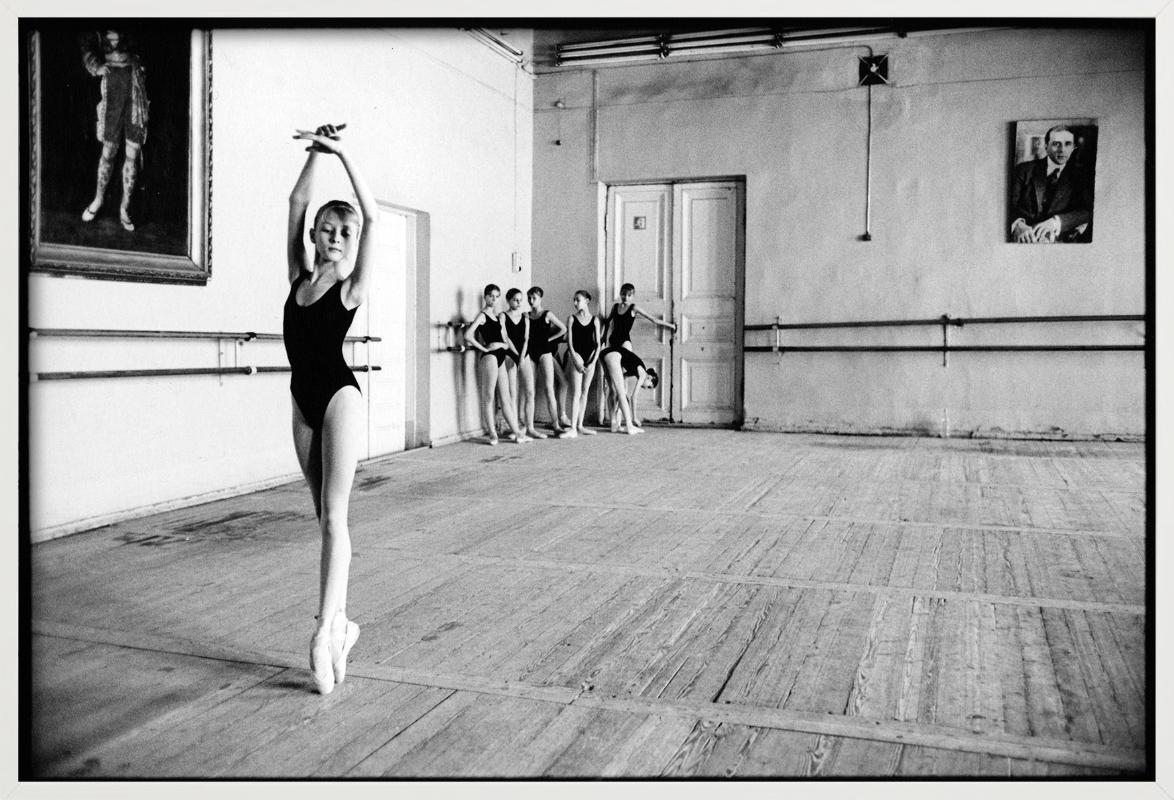 Olga à l'école Vaganova, Saint-Pétersbourg, photographie d'art, 1999 - Contemporain Photograph par Arthur Elgort