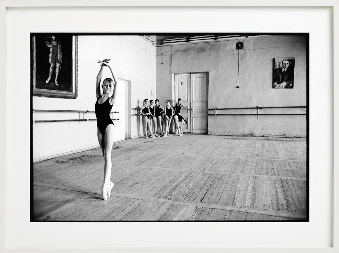 Olga à l'école Vaganova, Saint-Pétersbourg, photographie d'art, 1999 - Gris Black and White Photograph par Arthur Elgort