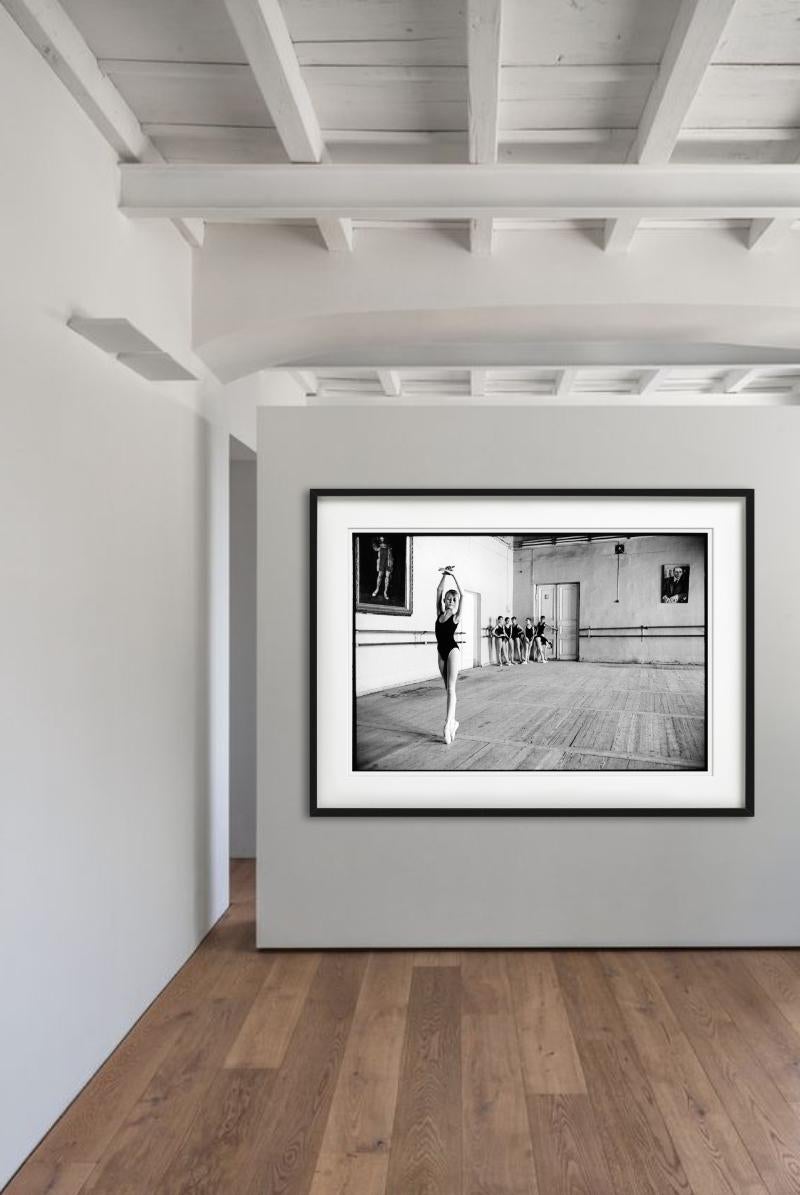 Olga à l'école Vaganova, Saint-Pétersbourg, 1999, photographiée par Arthur Elgort.

Tous les tirages sont en édition limitée. Disponible en plusieurs tailles. Encadrement haut de gamme sur demande. Toutes les impressions sont réalisées et signées