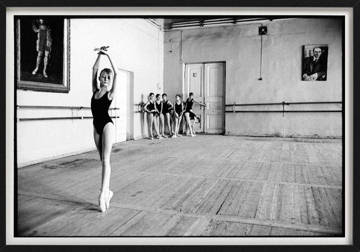 Olga à l'école Vaganova, Saint-Pétersbourg, photographie d'art, 1999 en vente 2