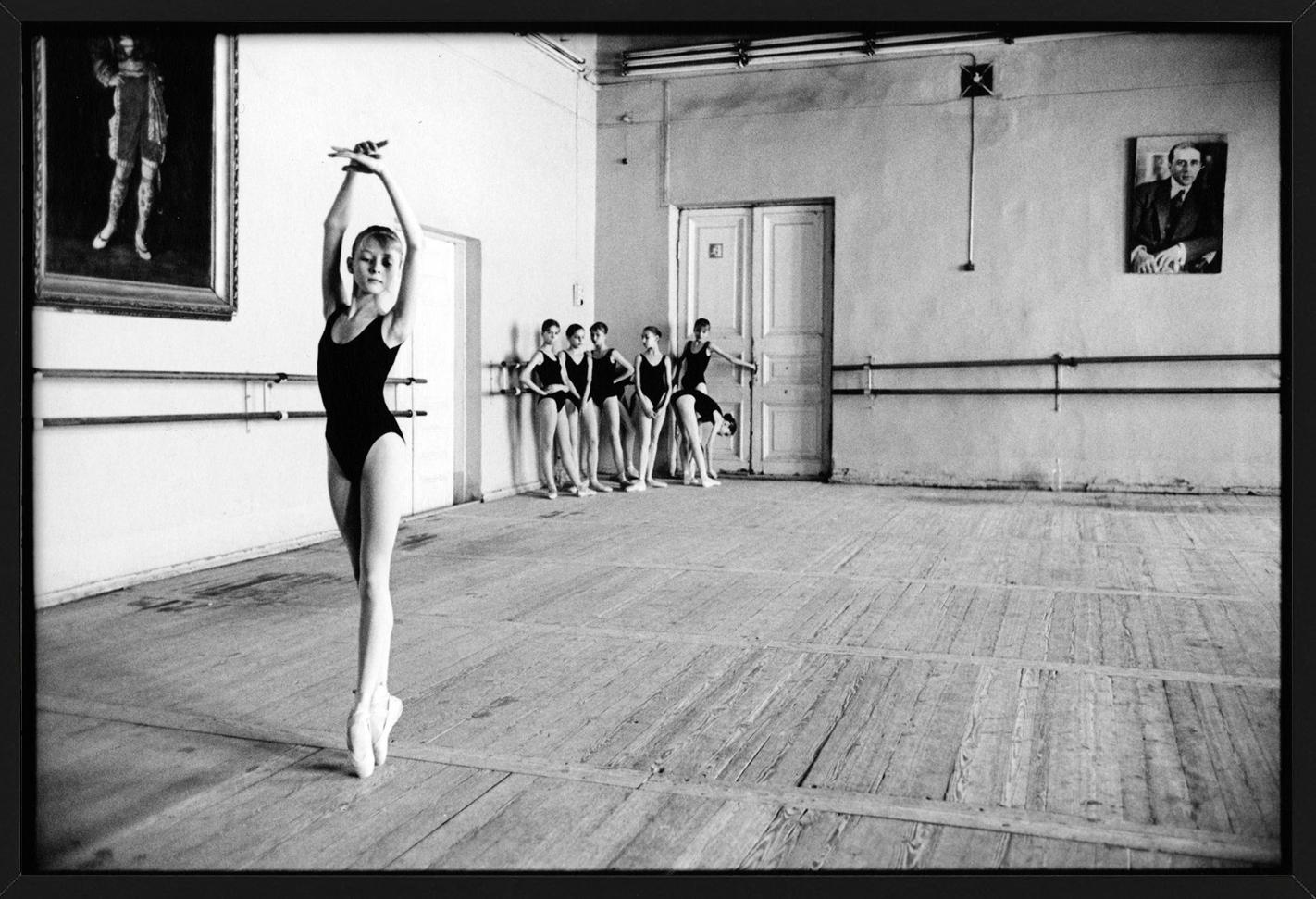 Olga à l'école Vaganova, Saint-Pétersbourg, photographie d'art, 1999 en vente 3