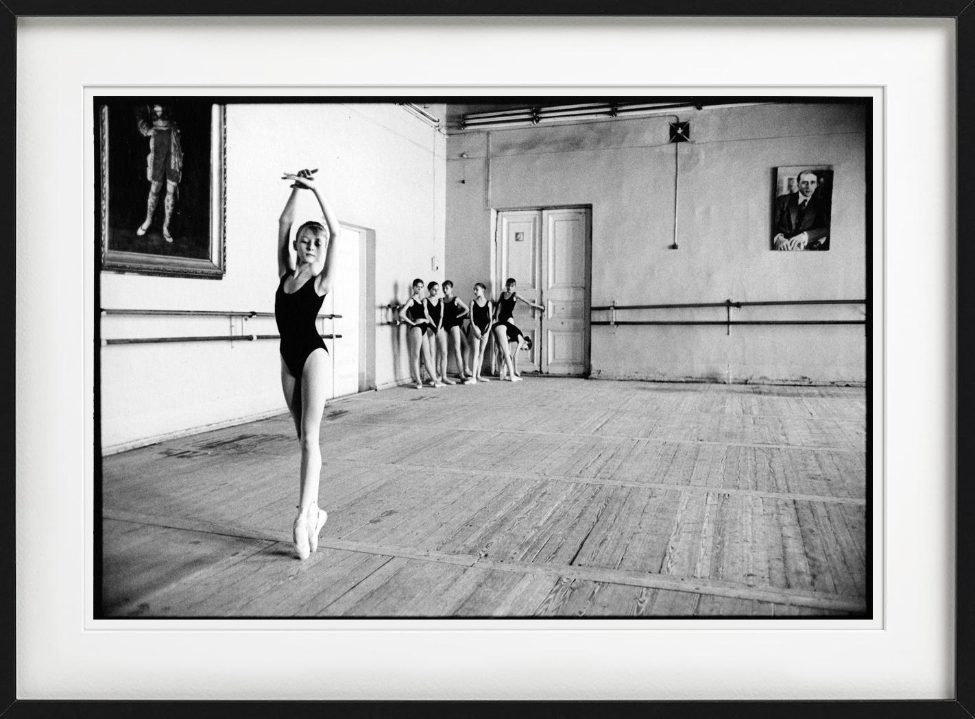 Olga à l'école Vaganova, Saint-Pétersbourg, photographie d'art, 1999 en vente 4