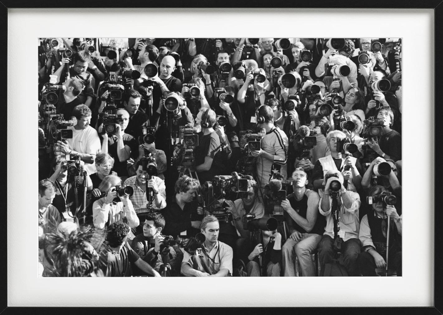 LV Photo Pit - Fotografi alla mostra di Louis Vuitton, Fotografia d'autore, 2003 in vendita 7