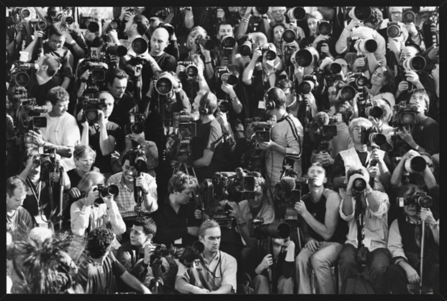 LV Photo Pit - Fotografi alla mostra di Louis Vuitton, Fotografia d'autore, 2003 - Photograph Contemporaneo di Arthur Elgort