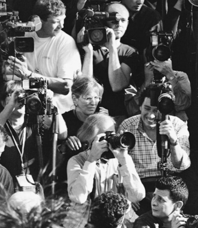 LV Photo Pit - Fotografi alla mostra di Louis Vuitton, Fotografia d'autore, 2003 - Figurative Photograph Nero di Arthur Elgort