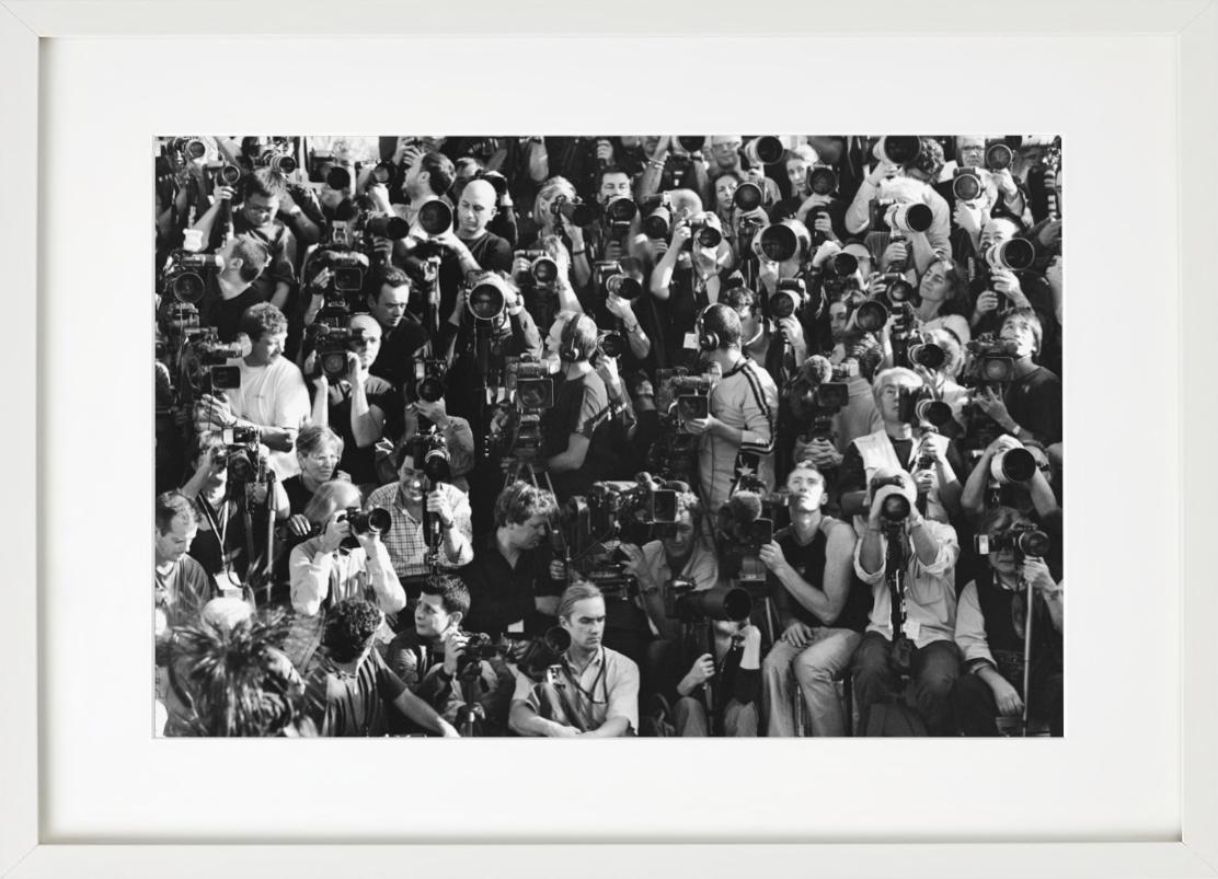 LV Photo Pit - Fotografi alla mostra di Louis Vuitton, Fotografia d'autore, 2003 in vendita 4