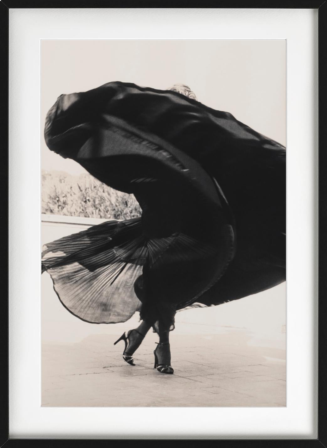 Shaun Casey, Harper´s Bazaar Italy, Fine Art Photography, 1978 - Beige Figurative Photograph by Arthur Elgort