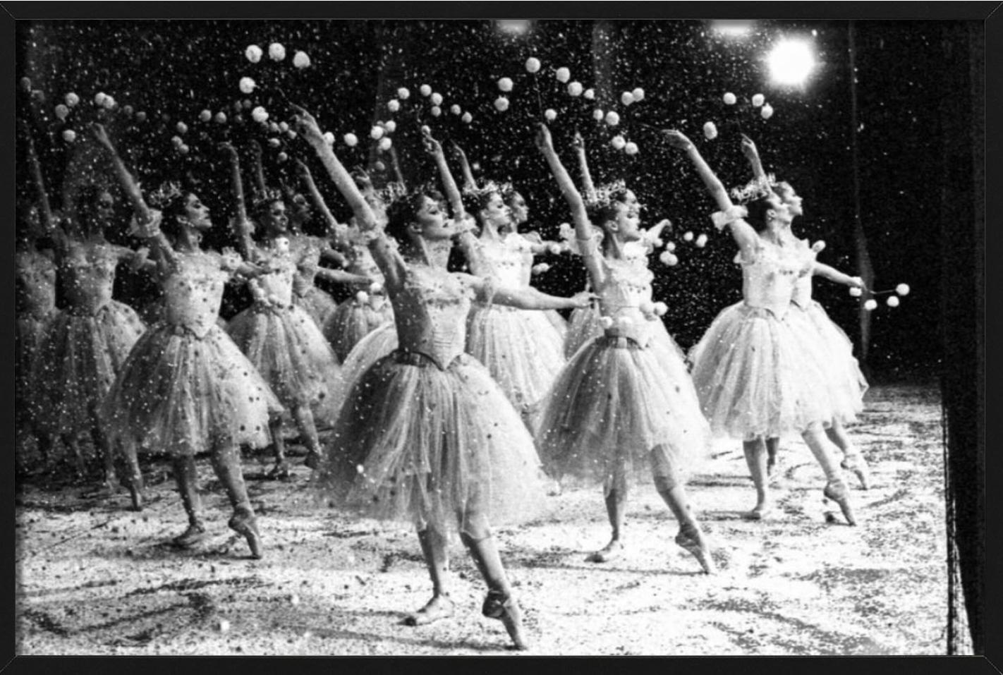 Lo Schiaccianoci, NYC Ballet - Ballerine in scena, fotografia artistica 1978 - Black and White Photograph Nero di Arthur Elgort