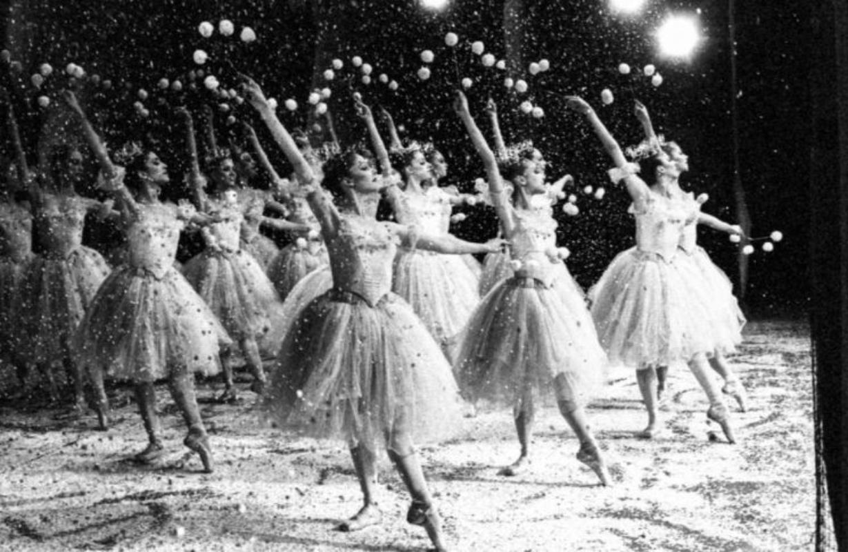 Black and White Photograph di Arthur Elgort - Lo Schiaccianoci, NYC Ballet - Ballerine in scena, fotografia artistica 1978