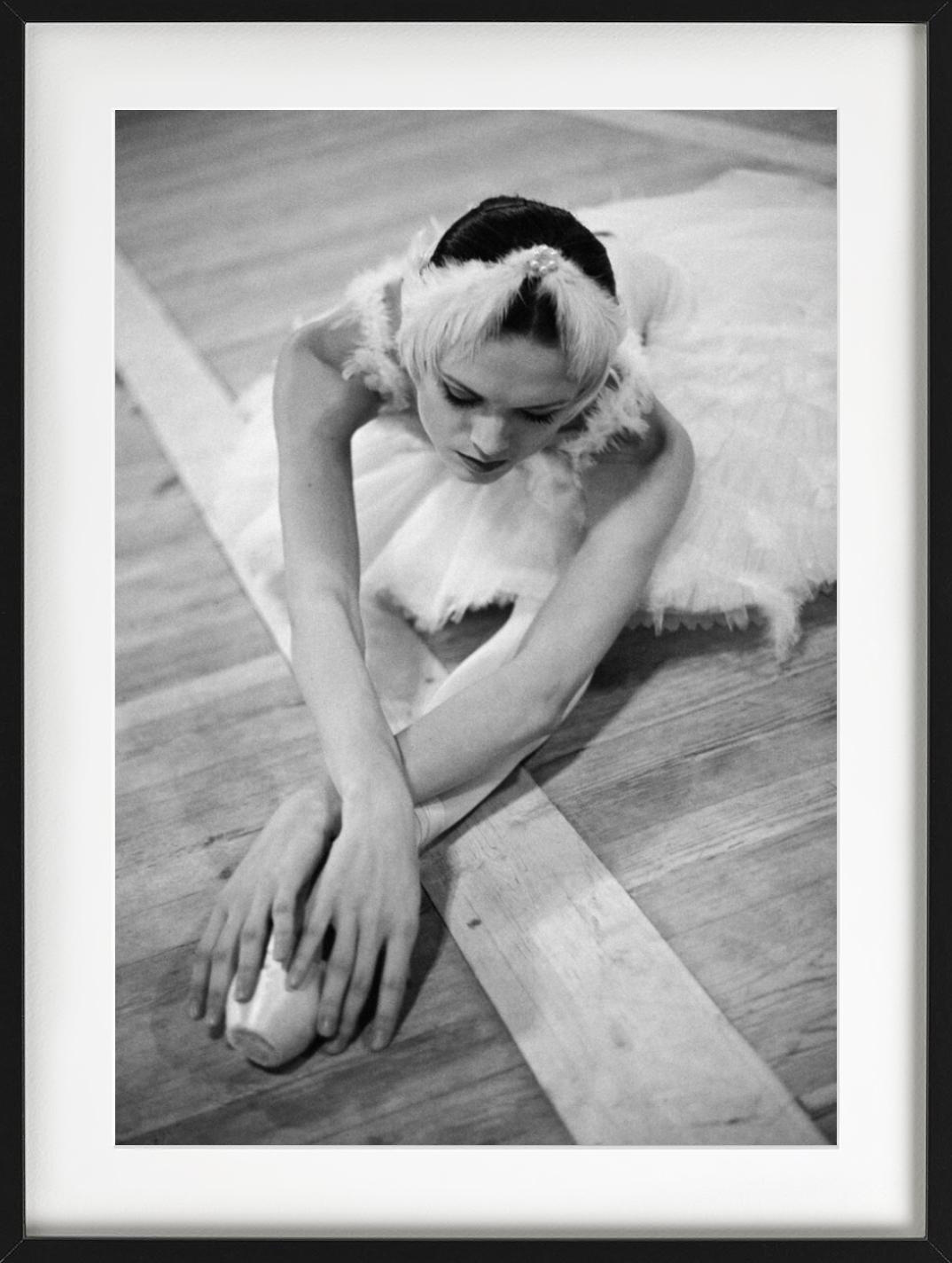 Ulyana Lopathkina à l'Académie de Russie de Vaganova, photographie d'art, 1999 - Gris Black and White Photograph par Arthur Elgort