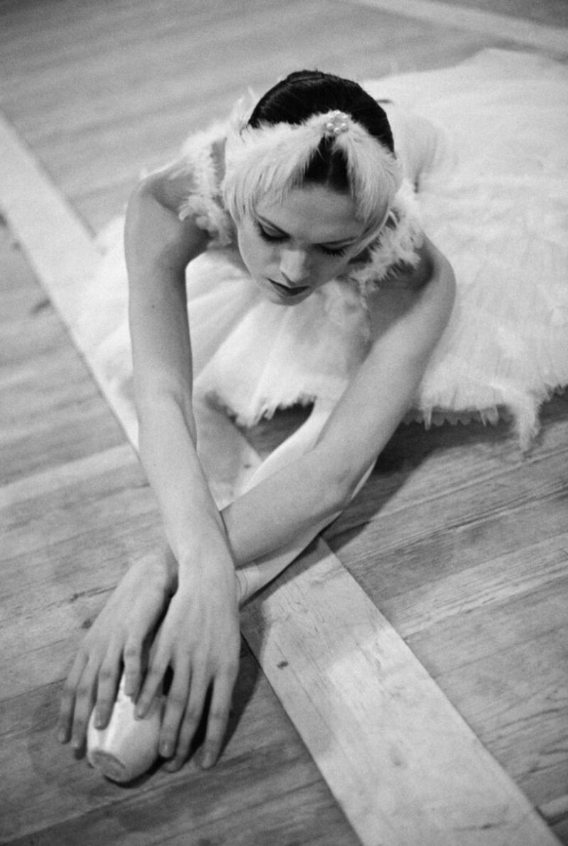 Black and White Photograph Arthur Elgort - Ulyana Lopathkina à l'Académie de Russie de Vaganova, photographie d'art, 1999