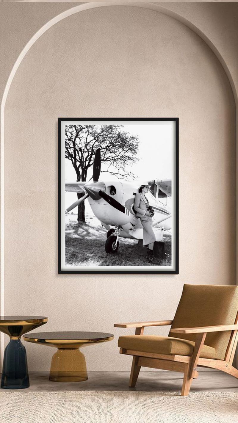 Voyage - Keira Knightley apoyada en un avión, Vogue, Fotografía artística, 2007 - Photograph de Arthur Elgort