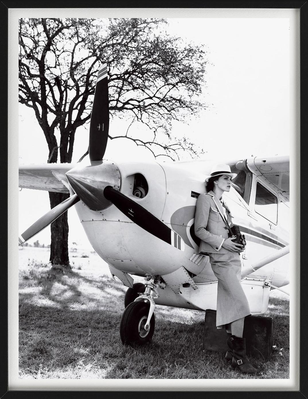 Voyage - Keira Knightley apoyada en un avión, Vogue, Fotografía artística, 2007 - Photograph Contemporáneo de Arthur Elgort