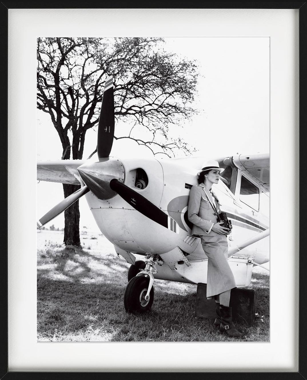 Voyage - Keira Knightley apoyada en un avión, Vogue, Fotografía artística, 2007 - Black and White Photograph Gris de Arthur Elgort