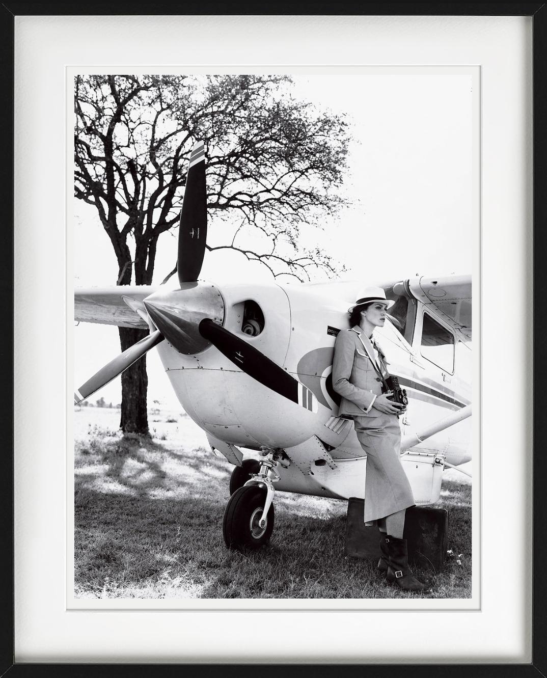 Voyage - Keira Knightley apoyada en un avión, Vogue, Fotografía artística, 2007 en venta 1