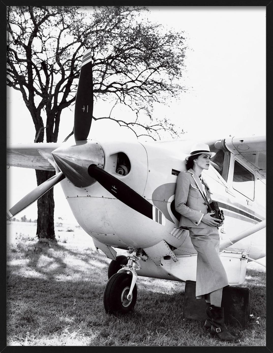 Voyage - Keira Knightley apoyada en un avión, Vogue, Fotografía artística, 2007 en venta 2