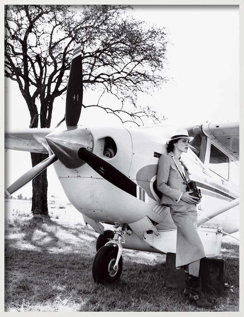 Voyage - Keira Knightley apoyada en un avión, Vogue, Fotografía artística, 2007 en venta 3