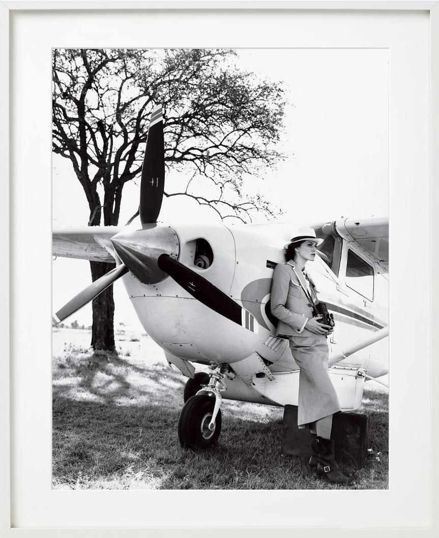 Voyage - Keira Knightley apoyada en un avión, Vogue, Fotografía artística, 2007 en venta 4