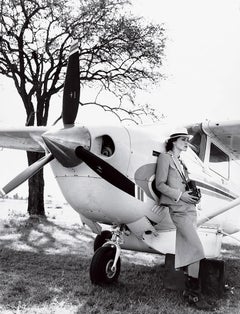 Voyage - Keira Knightley apoyada en un avión, Vogue, Fotografía artística, 2007