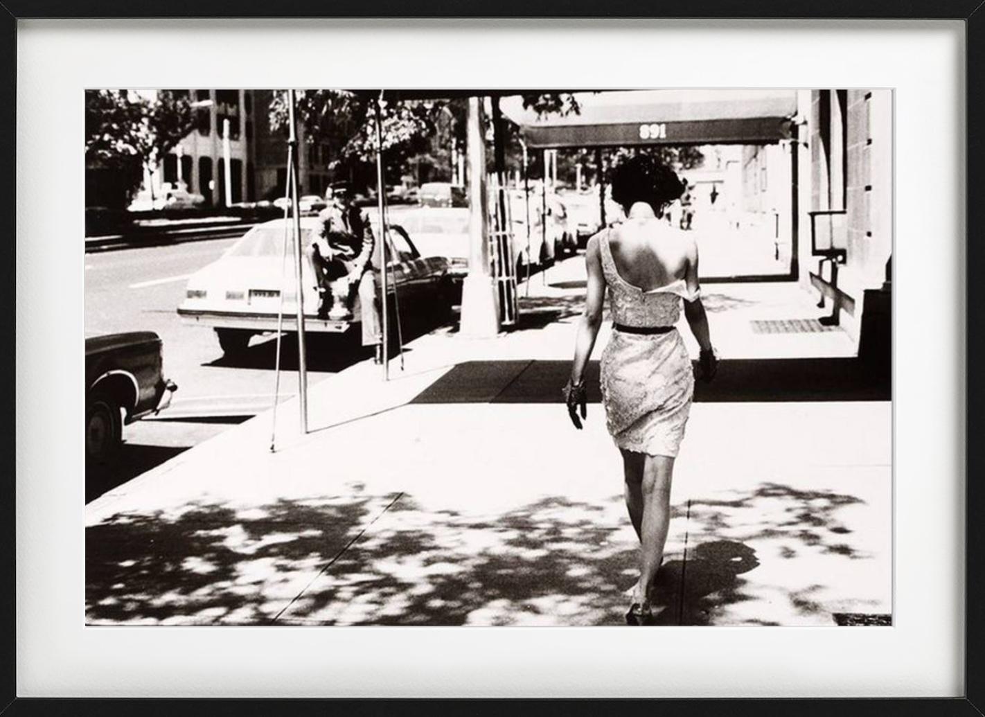 Wendy Whitelaw - Donna vestita per le strade di NY, Fine Art Photograpy, 1981 - Photograph di Arthur Elgort