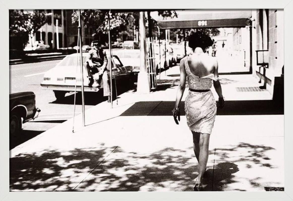 Wendy Whitelaw - Donna vestita per le strade di NY, Fine Art Photograpy, 1981 - Black and White Photograph Grigio di Arthur Elgort