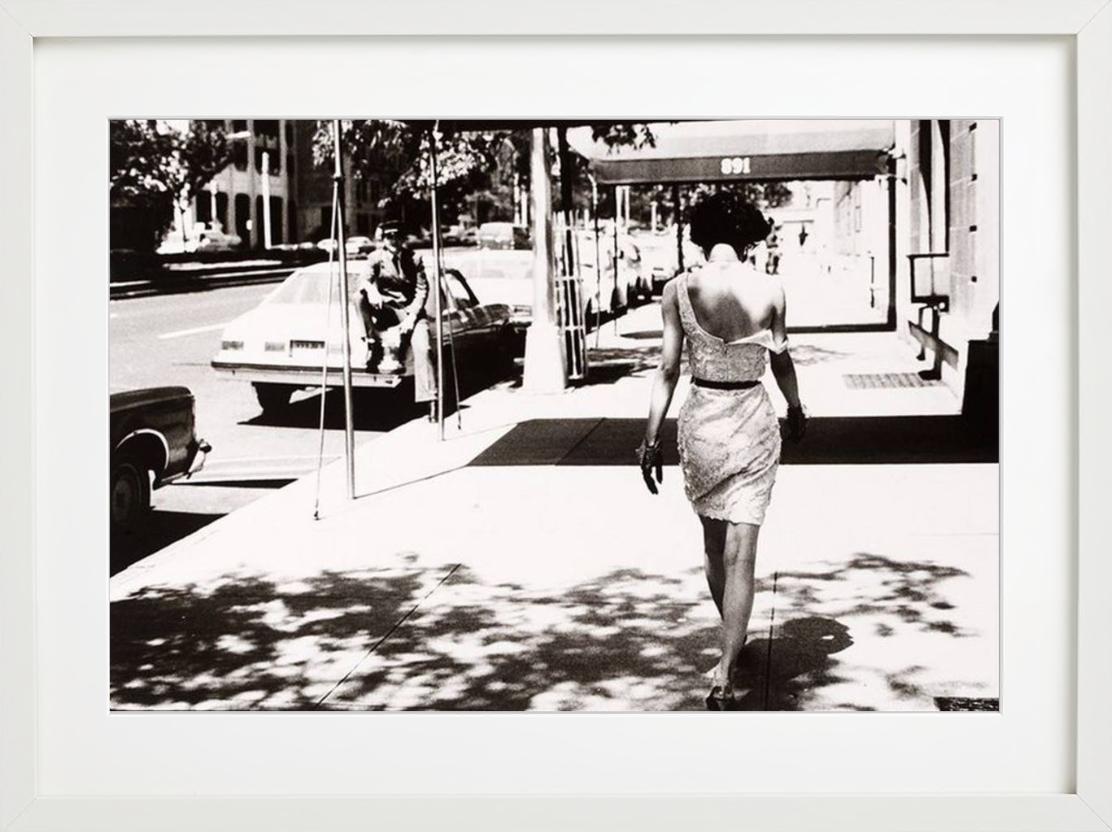 Immagine in bianco e nero di una donna con un abito in paillette che cammina per le strade di New York, fotografata da Arthur Elgort nel 1981.

Tutte le stampe sono in edizione limitata. Disponibile in più misure. Cornici di alto livello su
