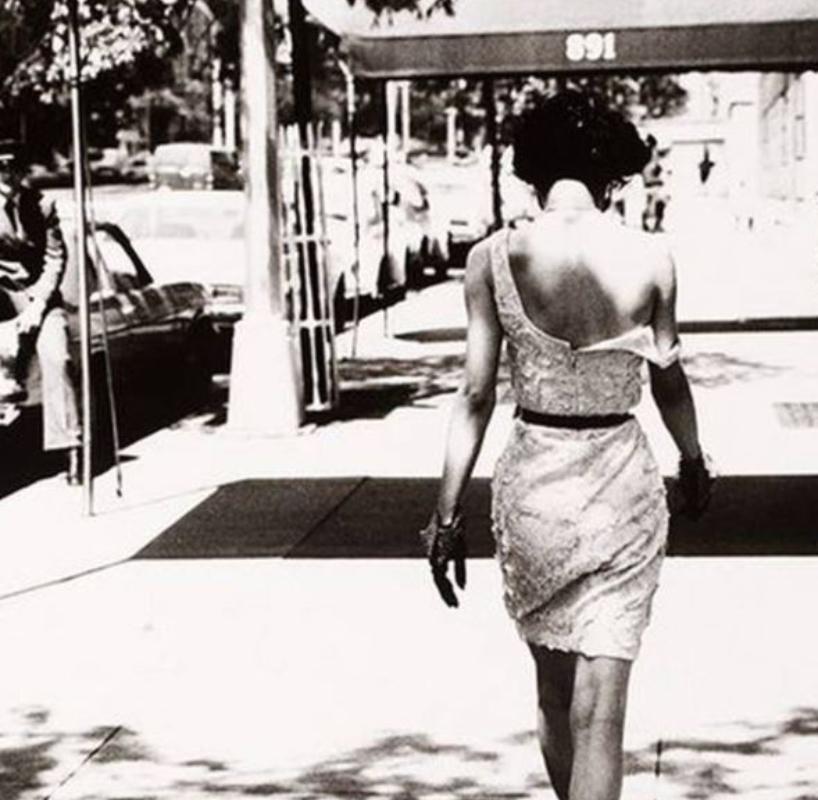 Wendy Whitelaw - Donna vestita per le strade di NY, Fine Art Photograpy, 1981 in vendita 2