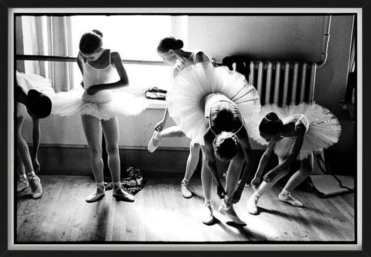 Portrait Photograph de Arthur Elgort - Jóvenes estudiantes de Vaganova preparándose - Fotografía artística de edición limitada