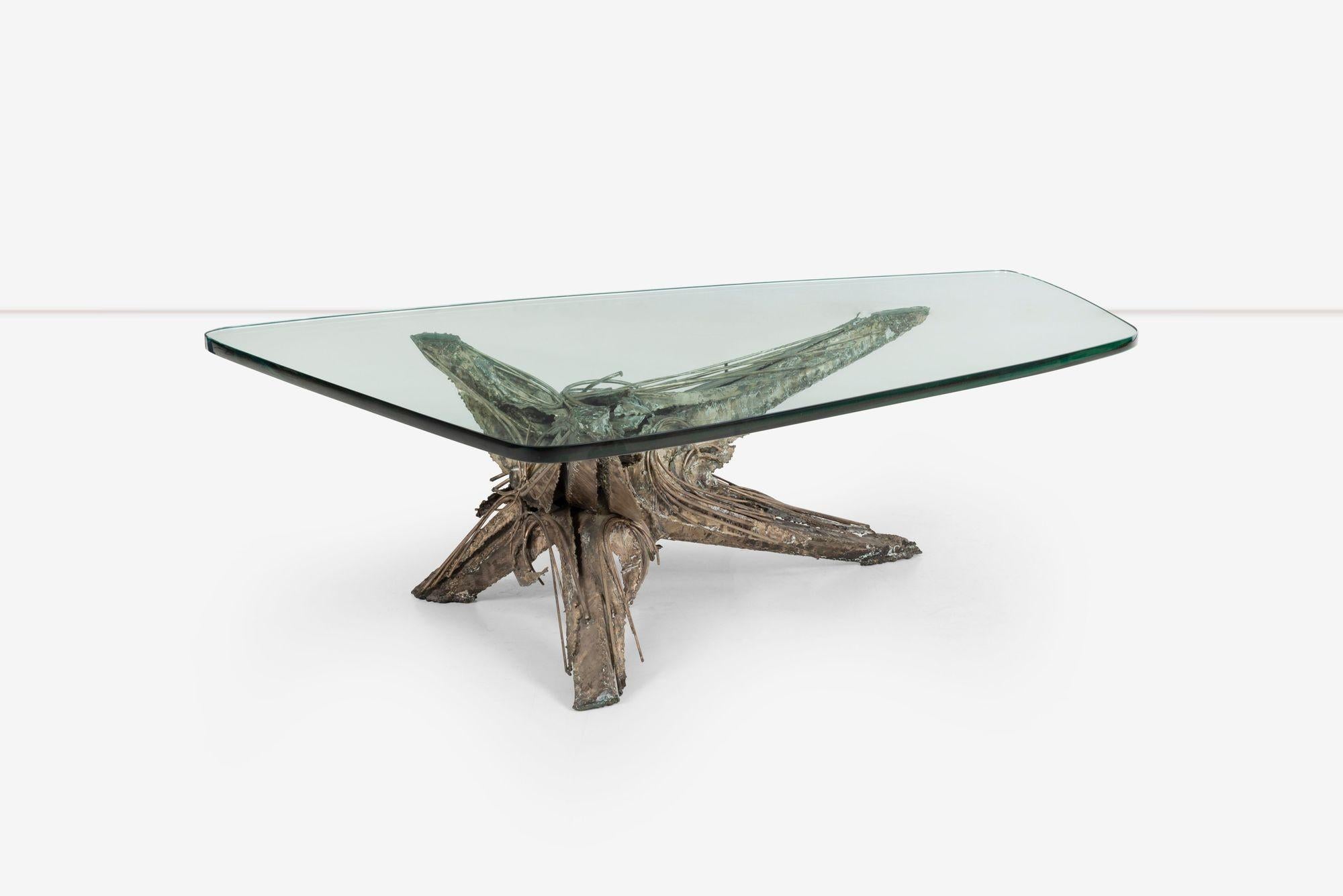 Petite table à cocktail d'Arthur Elrod pour la résidence Ittleson à Palm Springs. Une base en bronze argenté très expressive porte un plateau trapézoïdal irrégulier en verre de 1/2