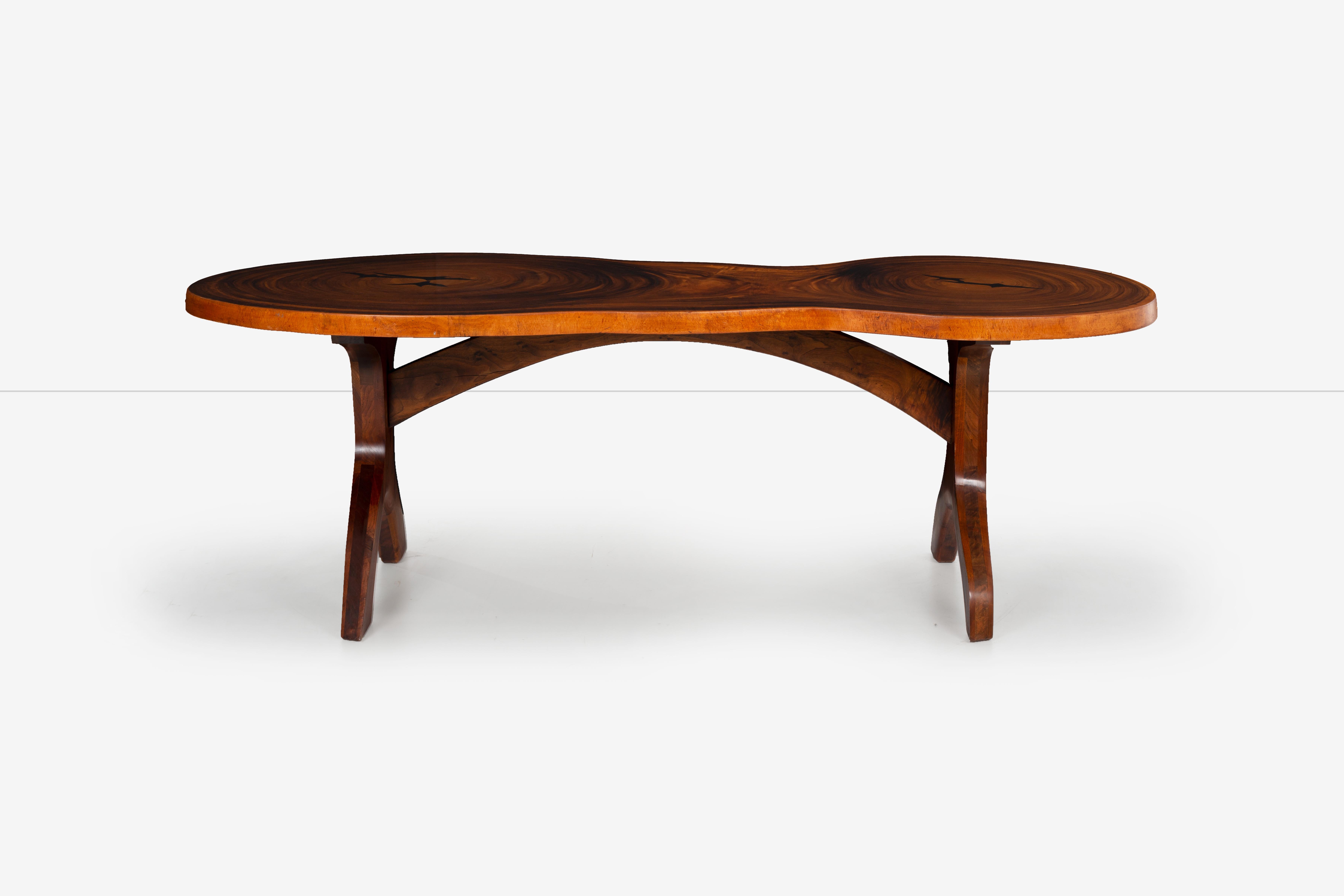 Arthur Espenet Carpenter, einzigartiger Tisch aus einem Zwillingsstamm. 
 Dieser außergewöhnliche Tisch ist einzigartig in Espenets Schaffen, denn er weicht mit seiner wohlgeformten und ungewöhnlichen doppelstämmigen Genisaro-Platte von der