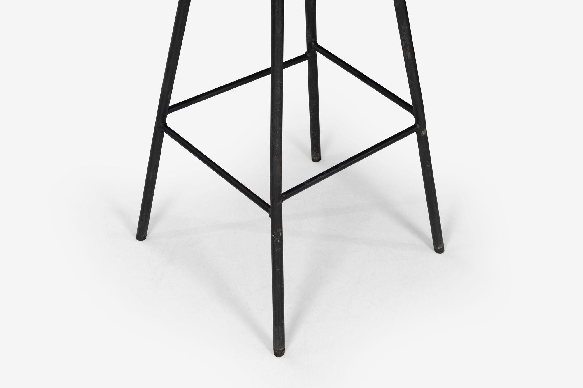 Arthur Espenet Carpenter Tabouret unique - Noyer et acier (circa 1965) en vente 3