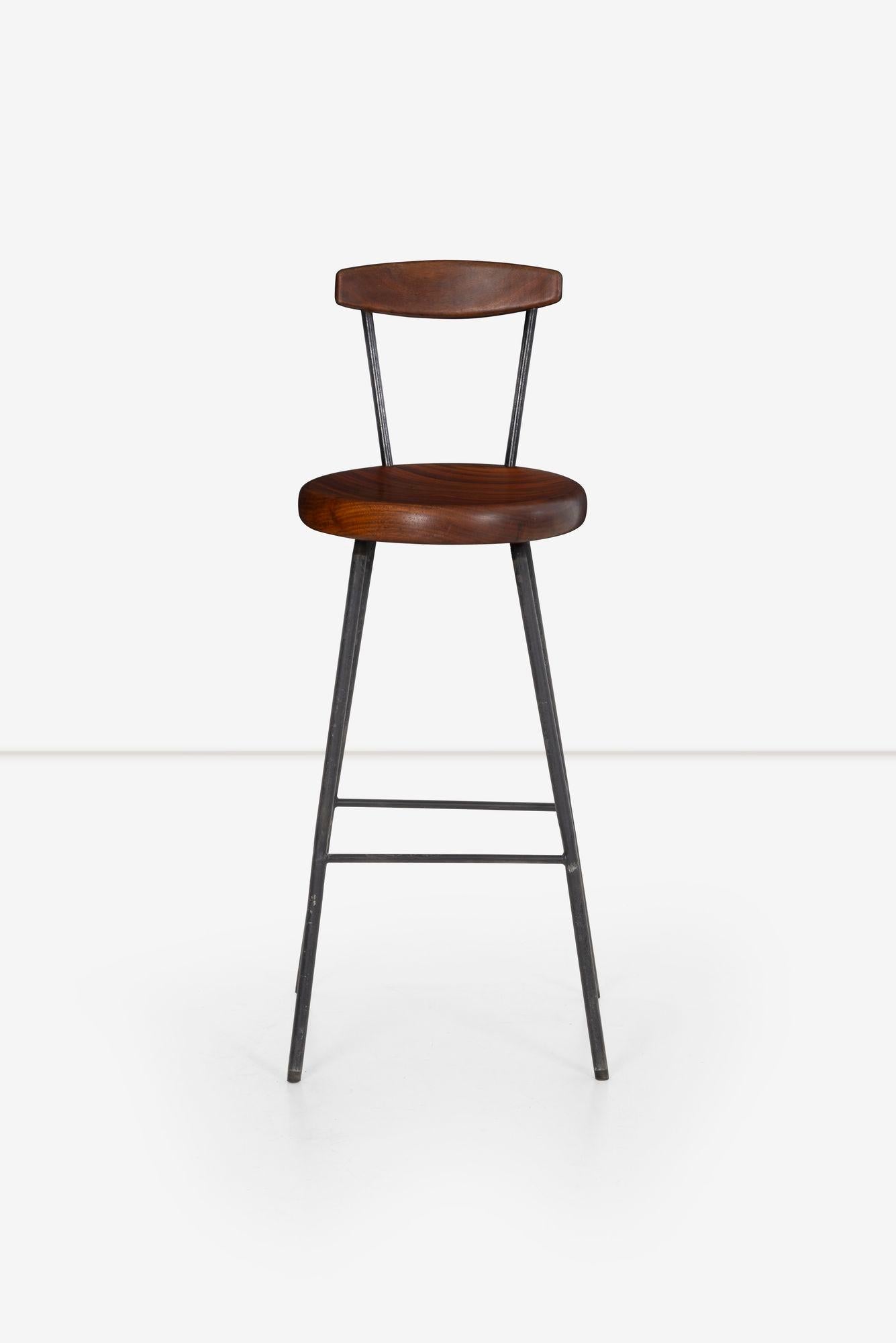 Arthur Espenet Carpenter Tabouret unique - Noyer et acier (circa 1965)
Ce tabouret unique et saisissant, conçu par Arthur Espenet Carpenter, présente une combinaison d'acier en fer forgé soudé et d'une assise et d'un dossier en noyer massif huilé.