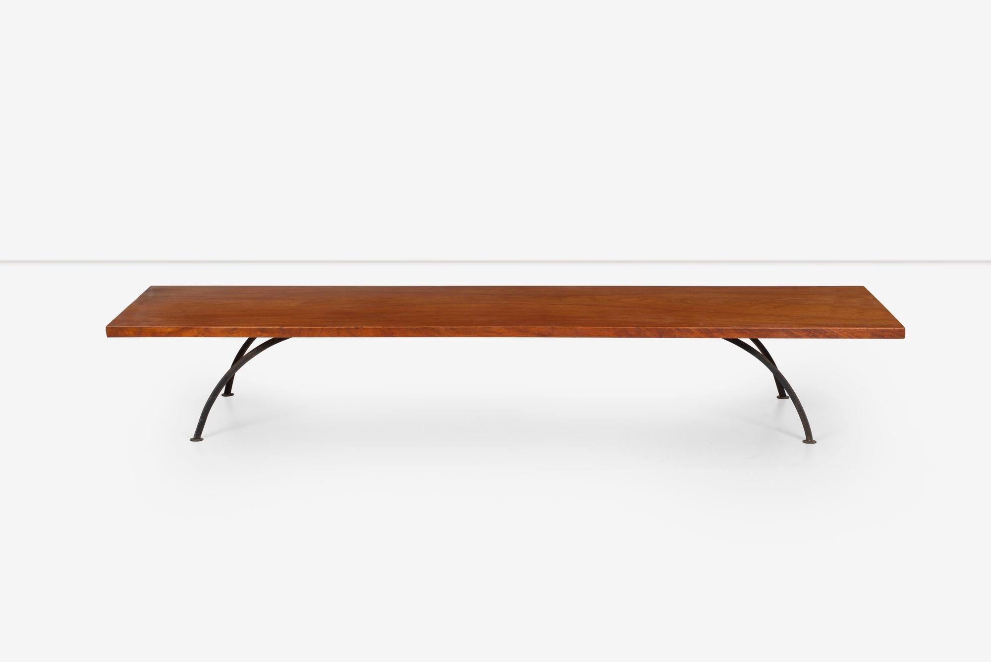 Arthur Espenet Charpentier Table basse en fer forgé et bois de Narra 1960
Grande longueur pour les longs canapés, ou utilisation derrière le canapé comme plate-forme de présentation.
Dimensions : 13¼″ H × 86″ W × 23″ D
Signée, numérotée et inscrite