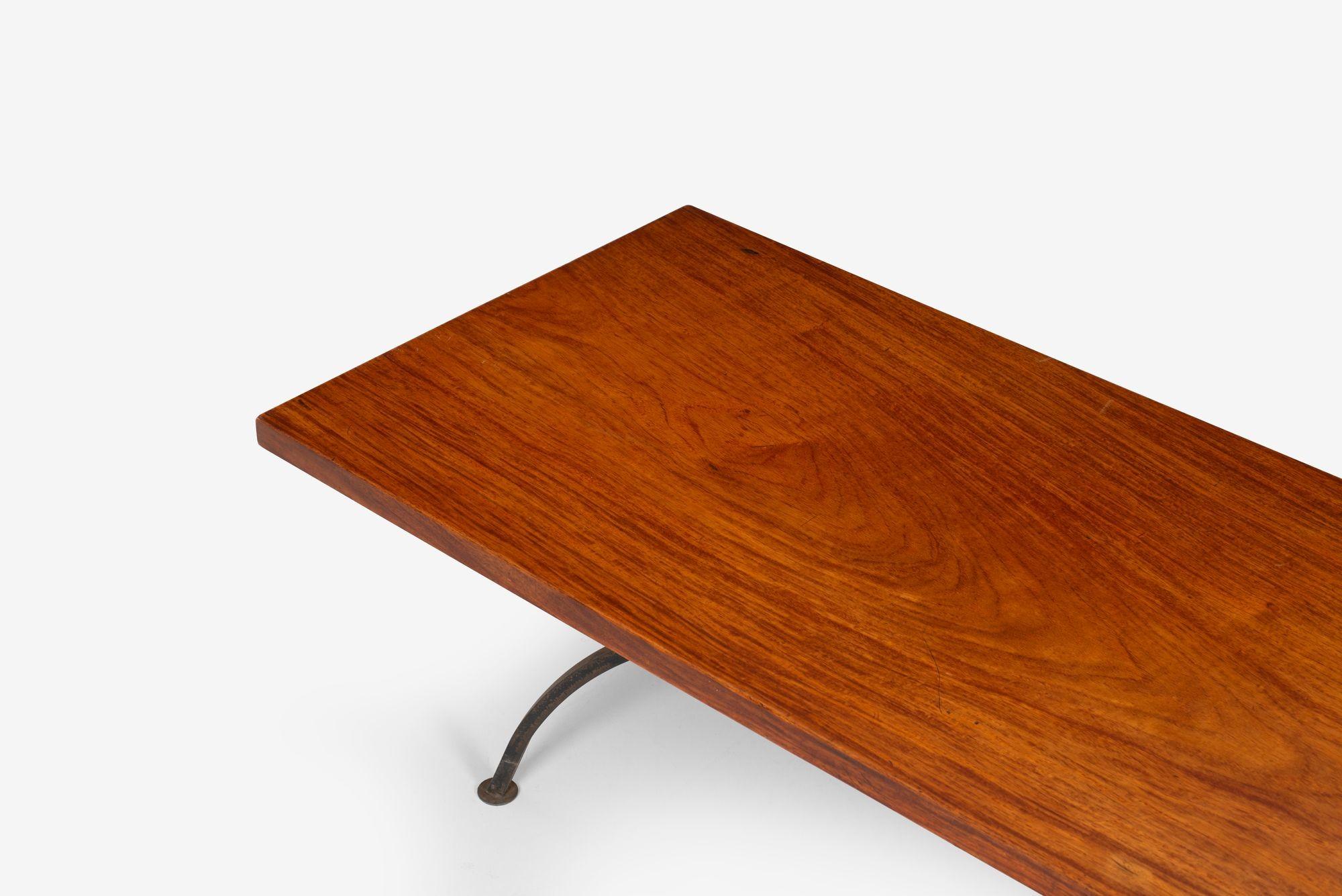 Appliqué Table basse en fer forgé Arthur Espenet Carpenter en bois de Narra 1960 en vente