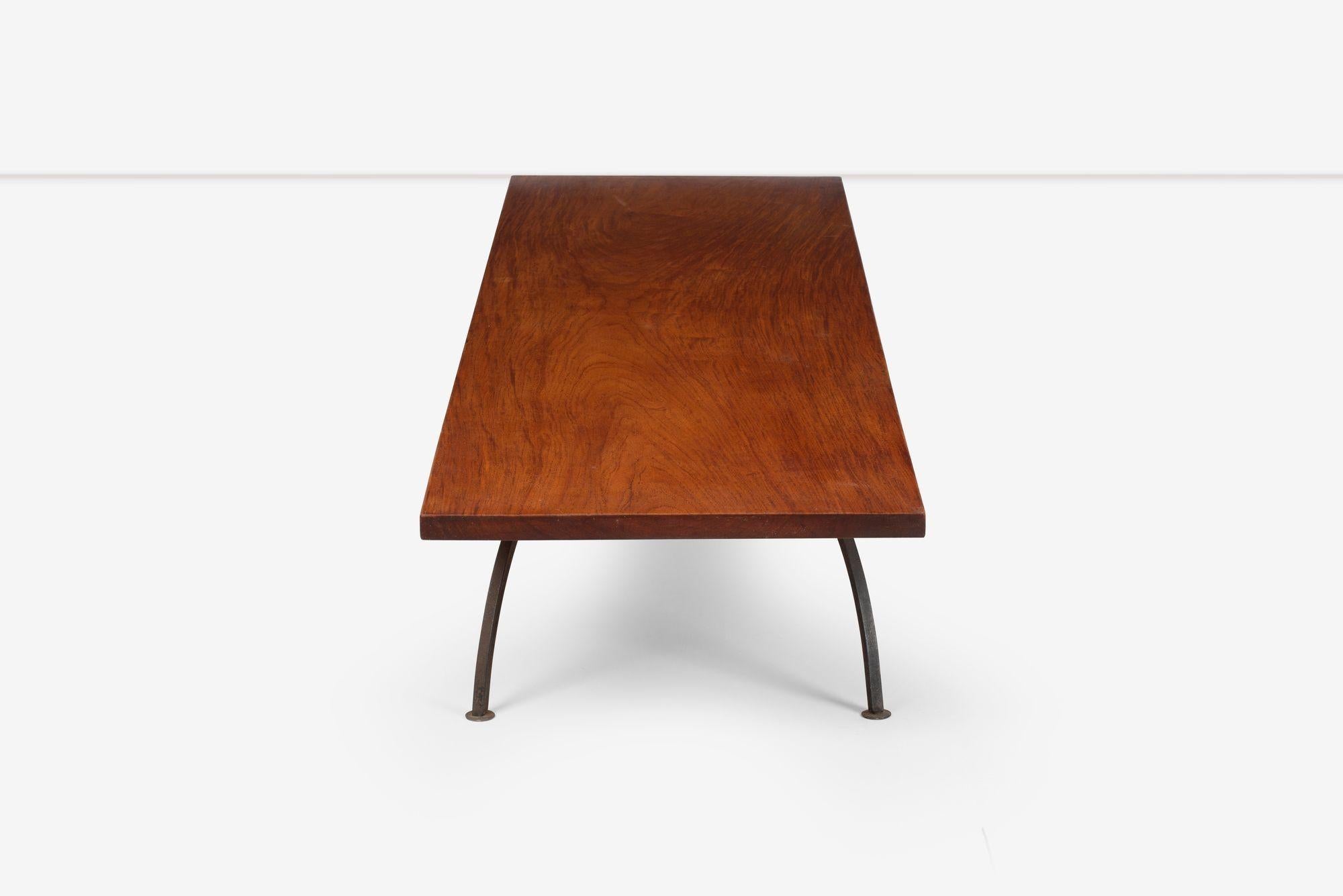 Milieu du XXe siècle Table basse en fer forgé Arthur Espenet Carpenter en bois de Narra 1960 en vente