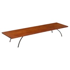 Arthur Espenet Carpenter Mesa baja de hierro forjado en madera de narra 1960