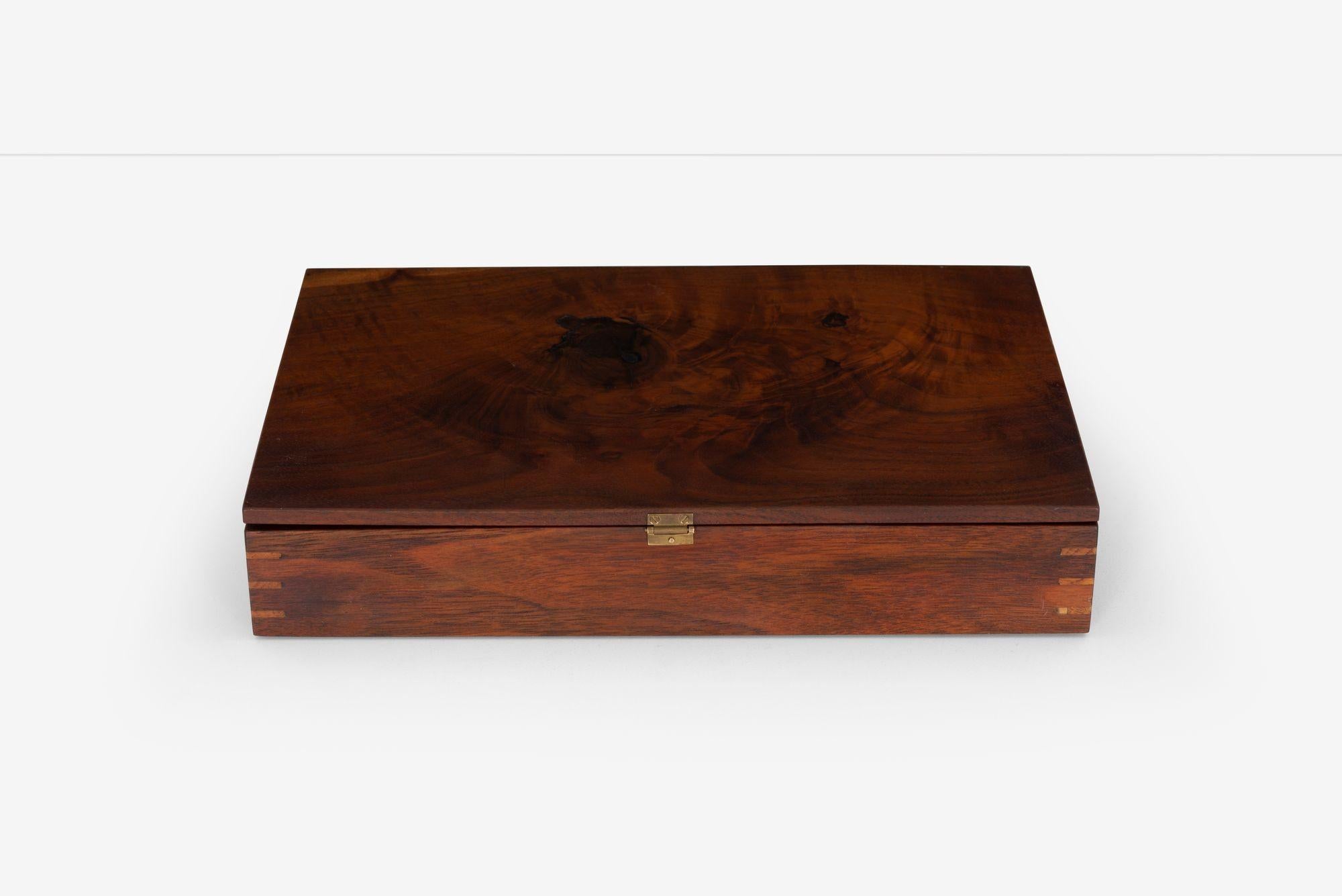 Scatola in noce esotica di Arthur Espenet Carpenter, 1961
Una scatola in legno finemente lavorata dal celebre produttore di mobili da studio californiano Arthur Espenet Carpenter, datata 1961. Realizzato in noce esotico riccamente figurato, il