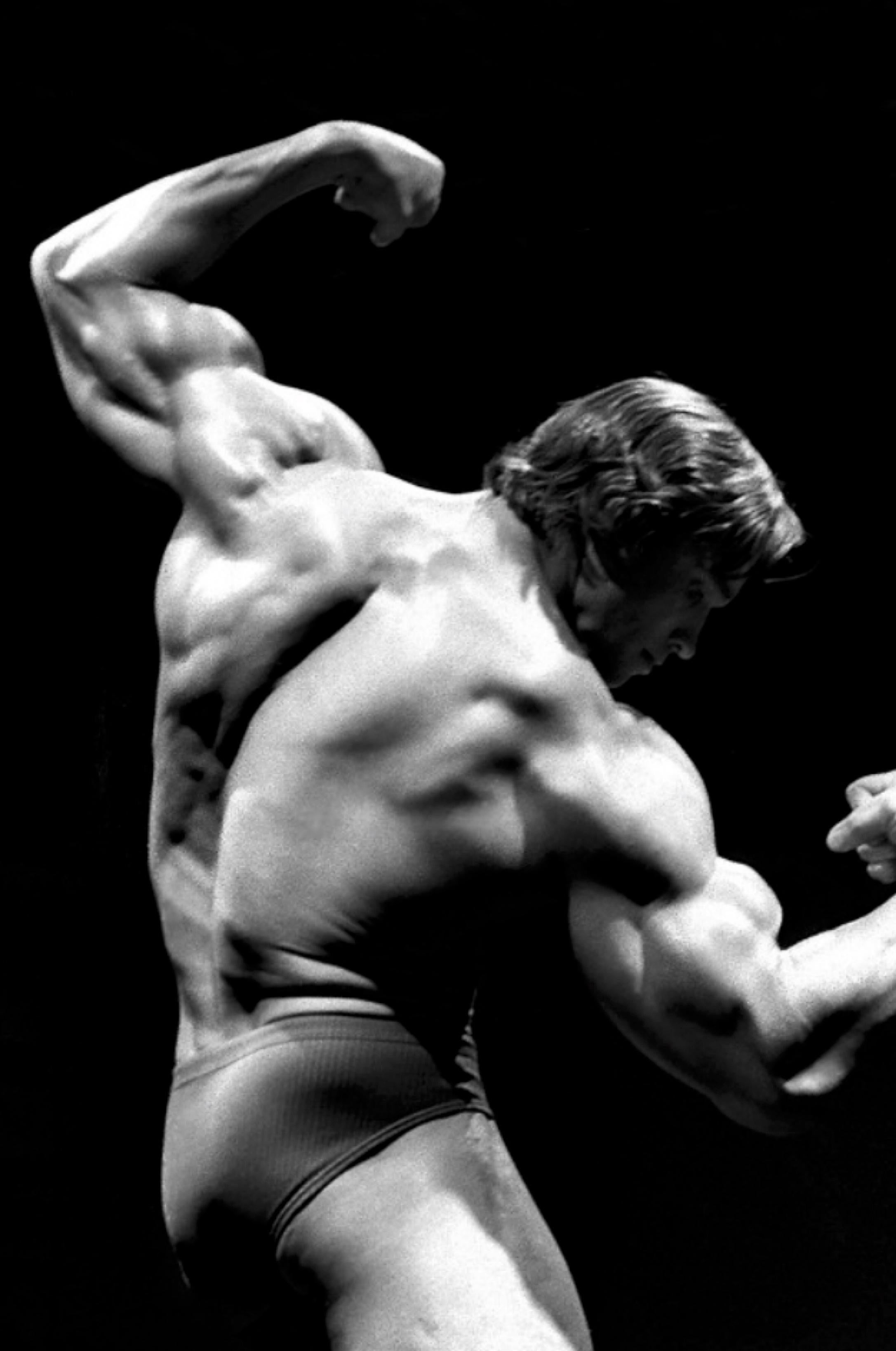 Arthur Gordon Black and White Photograph – Arnold Schwarzenegger Flexing –  Limitierter Druck in Übergröße 