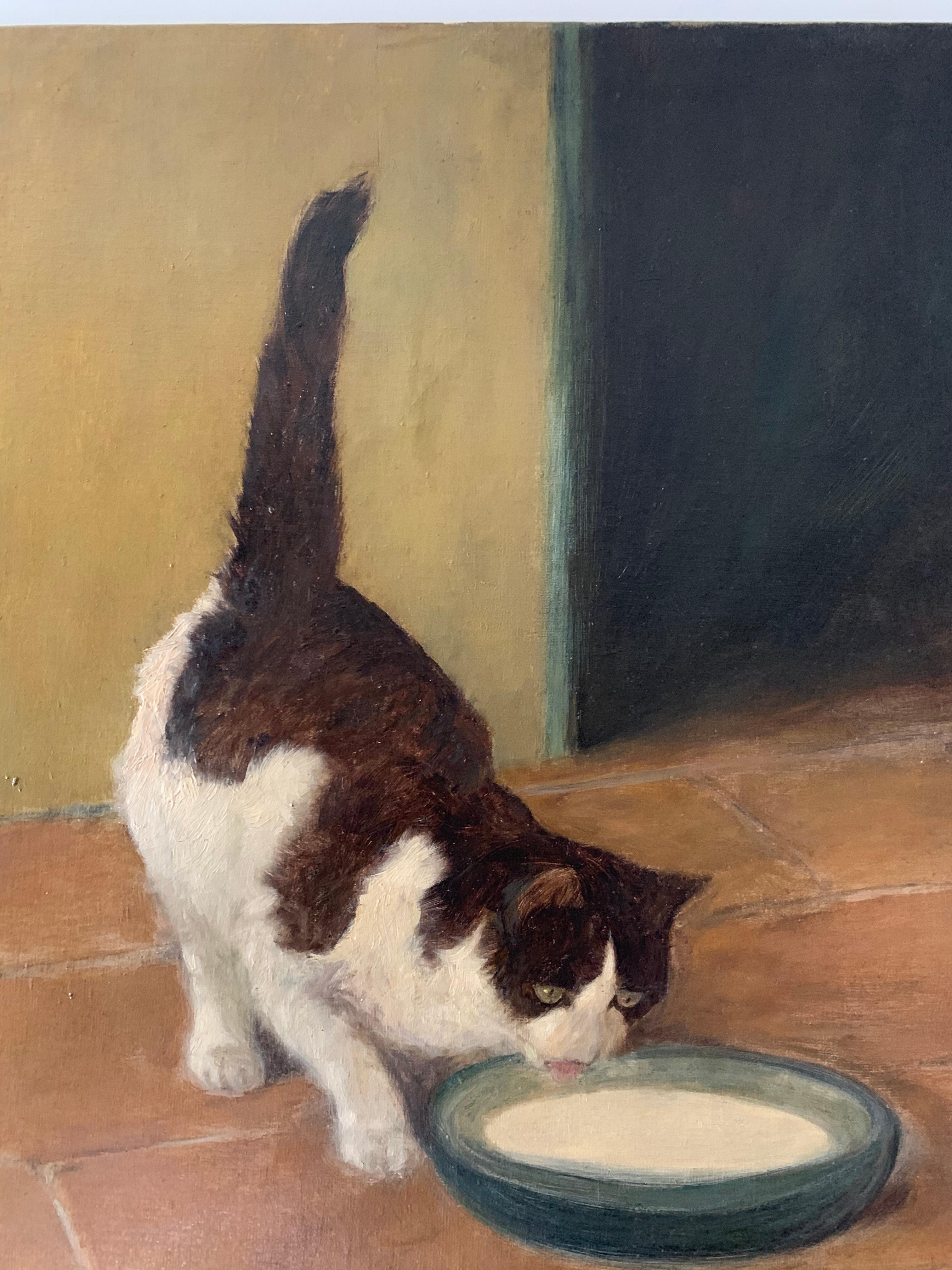 Un chat brun et blanc buvant du lait à partir d'un bol - Réalisme Painting par Arthur Heyer